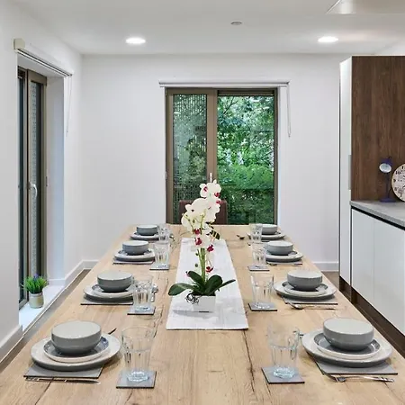 For Students Only Ensuite Bedrooms With Shared Kitchen At The Oaks In Coventry Exterior foto
